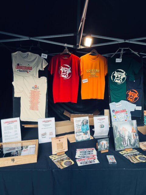 Schon entdeckt? Unsere Bands bringen natürlich auch jede Menge cooles Merchandise mit! 👕🎶
Ob Tour-Shirt, Fanbox, Poster, CD oder das passende Andenken an einen unvergesslichen Konzertabend – ein Besuch am Merch-Stand lohnt sich immer.
Und mal ehrlich: Im offiziellen Band-Shirt feiert es sich doch gleich doppelt so gut! 😎🍻
Schaut also gerne bei den lieben Kolleginnen und Kollegen am Merchandise-Stand vorbei und deckt Euch mit den neuesten Shirts, Accessoires und Erinnerungsstücken Eurer Lieblingsbands ein.
Heute mit jeder Menge frischem @labrassbandaofficial -Merch direkt vor Ort! 🎺🔥
(📷: Benjamin Metz)