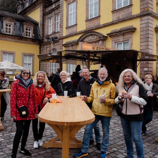 Die ersten Gäste sind da! ☀️🍻🏰
Trotz durchwachsenem Wetter lassen sich unsere Besucherinnen und Besucher die Laune nicht verderben. Die ersten Gäste sind bereits im Schlosshof angekommen, genießen ein kühles Getränk und stimmen sich auf einen hoffentlich unvergesslichen Festivalabend ein.
Ein großes Dankeschön geht auch an unsere engagierten Einsatzkräfte vom Sanitätsdienst, die heute für Eure Sicherheit vor Ort sind. 🙏🚑
In gut einer halben Stunde geht es endlich los: Dick Brave eröffnet das diesjährige Bad Arolsen Schlosshof Open Air! 🎸🎤
Wir freuen uns auf einen großartigen Auftakt mit Euch im einmaligen Ambiente des Residenzschlosses Bad Arolsen.
Eure Schlosshof Open Air Crew
(📸: Ivonne Rode)