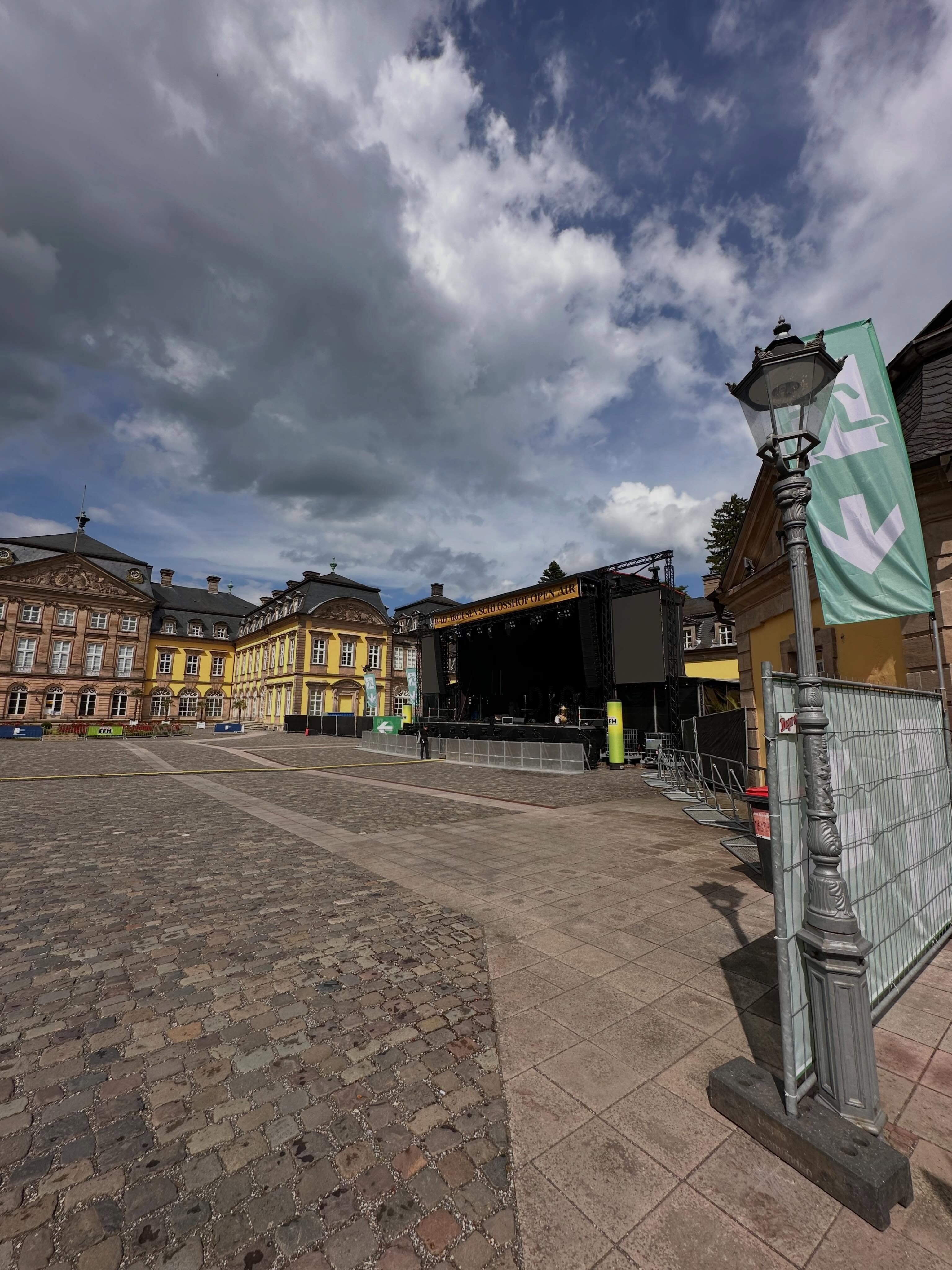 Heute startet das Bad Arolsen Schlosshof Open Air! ✨🏰
Endlich geht’s los im wunderschönen Ambiente des Residenzschlosses Bad Arolsen. Den Auftakt macht heute Abend Dick Brave! 🎸
Einlass: 18:30 Uhr
Beginn: 20:00 Uhr
Es gibt noch Tickets an der Abendkasse — und natürlich ist auch für das leibliche Wohl bestens gesorgt.
Und das Wichtigste: Das Wetter hält! ☀️
Wir freuen uns auf Euch und wünschen einen großartigen Abend.
Eure
Schlosshof Open Air Crew
Infos: Link in Bio!
(📷: Ivonne Rode)