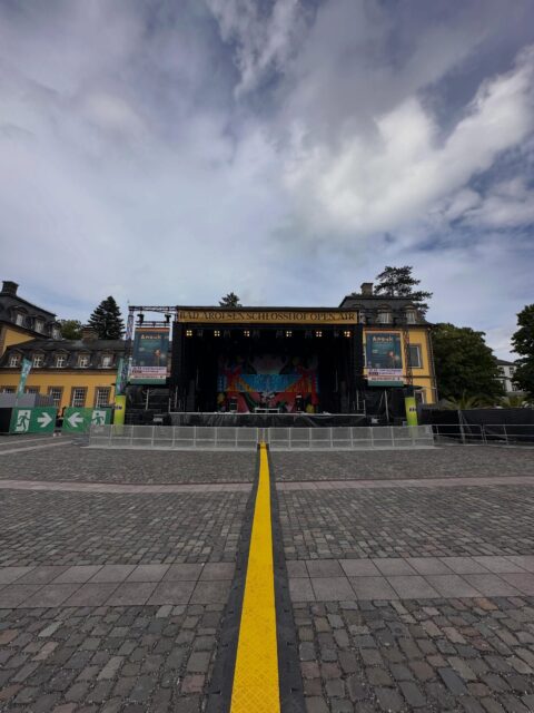 Weiter geht’s mit Tag 2 beim Bad Arolsen Schlosshof Open Air! 🎺🍻☀️
Beste Nachrichten: Der Regen hat sich verabschiedet – und tatsächlich lässt sich jetzt sogar die Sonne blicken! 🌤️
Damit steht einem großartigen Konzertabend im wunderschönen Ambiente des Residenzschlosses nichts mehr im Wege.
Heute Abend begrüßen wir die famosen @labrassbandaofficial auf unserer Schlosshof-Bühne. Freut Euch auf jede Menge Groove, Balkan-Brass, bayrische Lebensfreude und einen Abend, bei dem Stillstehen garantiert keine Option ist! 💃🕺🎶
🕕 Einlass: 18:00 Uhr
🎤 Beginn: 20:30 Uhr
Kurzentschlossene aufgepasst: Tickets gibt es noch an der Abendkasse!
Wir freuen uns auf einen ausgelassenen, tanzbaren Abend voller guter Laune mit Euch!
Eure Schlosshof Open Air Crew ❤️🏰
(📸: @ivonnerode)