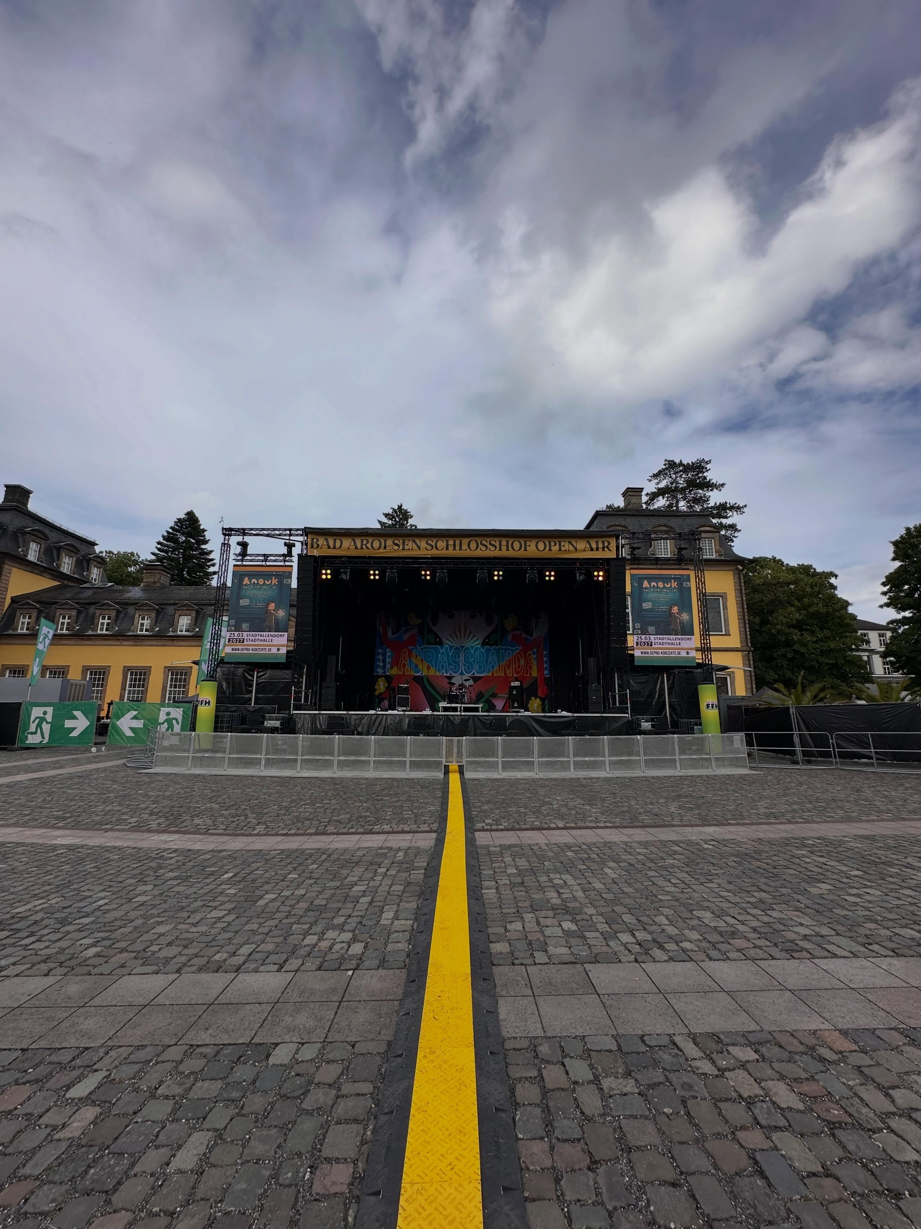 Weiter geht’s mit Tag 2 beim Bad Arolsen Schlosshof Open Air! 🎺🍻☀️
Beste Nachrichten: Der Regen hat sich verabschiedet – und tatsächlich lässt sich jetzt sogar die Sonne blicken! 🌤️
Damit steht einem großartigen Konzertabend im wunderschönen Ambiente des Residenzschlosses nichts mehr im Wege.
Heute Abend begrüßen wir die famosen @labrassbandaofficial auf unserer Schlosshof-Bühne. Freut Euch auf jede Menge Groove, Balkan-Brass, bayrische Lebensfreude und einen Abend, bei dem Stillstehen garantiert keine Option ist! 💃🕺🎶
🕕 Einlass: 18:00 Uhr
🎤 Beginn: 20:30 Uhr
Kurzentschlossene aufgepasst: Tickets gibt es noch an der Abendkasse!
Wir freuen uns auf einen ausgelassenen, tanzbaren Abend voller guter Laune mit Euch!
Eure Schlosshof Open Air Crew ❤️🏰
(📸: @ivonnerode)
