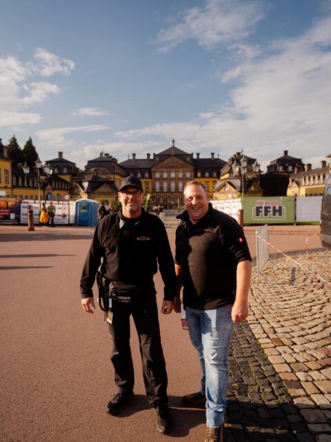Ohne sie läuft nichts. ❤️👏
Hinter jedem gelungenen Festival stehen Menschen, die dafür sorgen, dass alles sicher, professionell und reibungslos abläuft.
Unser besonderer Dank geht heute an Ralf Lerch (links), Einsatzleiter von RL Security sowie an unseren Produktionsleiter Philipp Tewes.
Während Ihr die Konzerte genießt, kümmern sich ihre Teams im Hintergrund um Sicherheit, Abläufe, Logistik, Timing und die vielen kleinen und großen Herausforderungen, die ein Open Air mit sich bringt. Oft unbemerkt, aber unverzichtbar.
Vielen Dank an Euch beide und Eure gesamten Crews für Euren unermüdlichen Einsatz, Eure Professionalität und Euer Engagement. Ihr macht einen großartigen Job und seid ein wichtiger Teil dessen, was das Bad Arolsen Schlosshof Open Air ausmacht! 🙏🏰
Stellvertretend für alle Helferinnen und Helfer vor und hinter den Kulissen: Danke für Euren Einsatz!
(📸: Ivonne Rode)