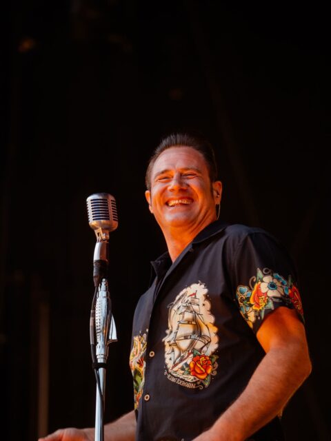 BACK FOR GOOD! 🎙️🔥
Was für ein Auftakt beim Bad Arolsen Schlosshof Open Air!
@dickbrave.official und seine fantastische Band legen auf der Schlosshof-Bühne mächtig los und sorgen vom ersten Song an für beste Stimmung. Rock’n’Roll, jede Menge Energie, großartige Musiker und ein Publikum, das sofort mitgeht – genau so haben wir uns den Festivalstart gewünscht. 🎸🎹🎻
Ob vor der Bühne, beim Mitsingen oder Tanzen: Die Besucherinnen und Besucher feiern die Show und genießen einen fantastischen Abend in der einzigartigen Atmosphäre des Residenzschlosses Bad Arolsen. 🏰✨
So darf es gerne weitergehen!
(📸: @ivonnerode