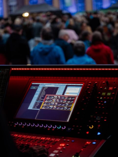 Großer Sound, große Bilder, große Bühne – Danke an unsere Technikpartner! ❤️🎶🏰

Wenn auf der Bühne die Magie entsteht, steckt dahinter jede Menge Know-how, Erfahrung und Leidenschaft.

Deshalb möchten wir heute einmal den Teams danken, die dafür sorgen, dass unsere Künstlerinnen und Künstler jeden Abend unter besten Bedingungen auftreten können und Ihr ein unvergessliches Konzerterlebnis genießen dürft.

🔊 Emmert Veranstaltungstechnik – für erstklassigen Sound und beeindruckendes Lichtdesign

🎥 PS Sound GmbH – für die professionelle Video- und Bildtechnik

🎭 Stagepoint Bühnen  Gmbh & Co.KG – für die Bühne, auf der all diese besonderen Momente erst möglich werden

Vielen Dank für Eure großartige Arbeit, Eure Professionalität und Euren Einsatz vor, während und nach den Shows. Oft arbeitet Ihr im Hintergrund – Eure Leistung steht aber jeden Abend im Mittelpunkt des Erlebnisses.

Wir sind froh, Euch an unserer Seite zu haben! 🙏

Auf viele weitere unvergessliche Konzertabende im Schlosshof Bad Arolsen!

(📸: Ivonne Rode)