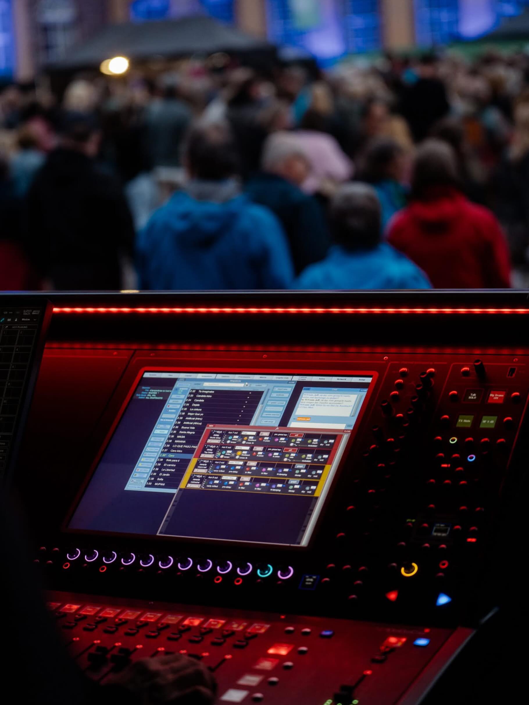 Großer Sound, große Bilder, große Bühne – Danke an unsere Technikpartner! ❤️🎶🏰

Wenn auf der Bühne die Magie entsteht, steckt dahinter jede Menge Know-how, Erfahrung und Leidenschaft.

Deshalb möchten wir heute einmal den Teams danken, die dafür sorgen, dass unsere Künstlerinnen und Künstler jeden Abend unter besten Bedingungen auftreten können und Ihr ein unvergessliches Konzerterlebnis genießen dürft.

🔊 Emmert Veranstaltungstechnik – für erstklassigen Sound und beeindruckendes Lichtdesign

🎥 PS Sound GmbH – für die professionelle Video- und Bildtechnik

🎭 Stagepoint Bühnen  Gmbh & Co.KG – für die Bühne, auf der all diese besonderen Momente erst möglich werden

Vielen Dank für Eure großartige Arbeit, Eure Professionalität und Euren Einsatz vor, während und nach den Shows. Oft arbeitet Ihr im Hintergrund – Eure Leistung steht aber jeden Abend im Mittelpunkt des Erlebnisses.

Wir sind froh, Euch an unserer Seite zu haben! 🙏

Auf viele weitere unvergessliche Konzertabende im Schlosshof Bad Arolsen!

(📸: Ivonne Rode)