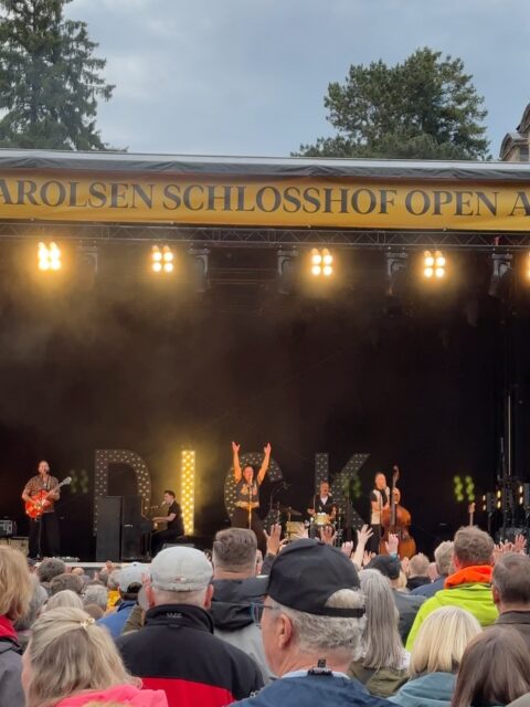 WAS. FÜR. EIN. AUFTAKT! ❤️🏰🎶
Unser Schlosshof Open Air in Bad Arolsen ist eröffnet – und was für ein Start das war!
Ein riesiges Dankeschön an @dickbrave.official & Band für eine mitreißende, energiegeladene und einfach grandiose Show. 🎸🔥
Vor allem aber möchten wir Euch danken: Für Eure gute Laune, Eure Begeisterung, Eure Tanzfreude und dafür, dass Ihr diesen ersten Abend im Schlosshof zu etwas ganz Besonderem gemacht habt. Gemeinsam habt Ihr unserem Open-Air-Debüt eine fantastische Atmosphäre verliehen.
Wir freuen uns schon jetzt auf morgen!
Dann geht es überaus tanzbar und groovig weiter mit der bajuwarischen Balkan-Brass-Institution @labrassbandaofficial . 🎺🥁🍻
🕖 Einlass: 19:00 Uhr
🎤 Beginn: 20:30 Uhr
Wer noch dabei sein möchte: Es gibt noch Last-Minute-Tickets im Vorverkauf als Print@Home unter: Link in Bio!
Oder ganz bequem morgen Abend direkt an der Abendkasse.
Wir sehen uns im Schlosshof! ❤️
Eure Schlosshof Open Air Crew
(📸: @ivonnerode)