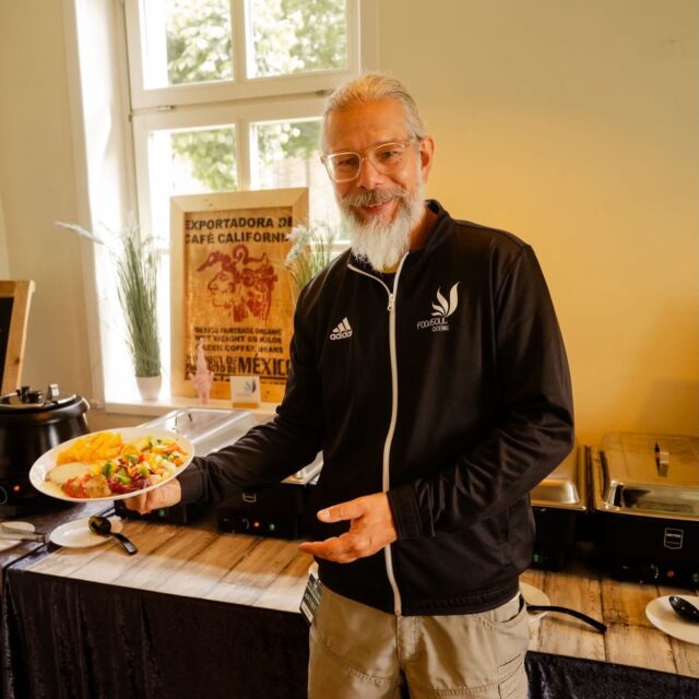 🍽️❤️ Unser Wohnzimmer auf Zeit! ❤️🍽️

Zwischen Soundcheck, Konzertbeginn und Showende gibt es einen Ort, an dem sich Künstler, Crews und Veranstalter gleichermaßen zuhause fühlen: unser Catering. 🤗

Deshalb möchten wir heute einmal ganz besonders DANKE sagen – an die wunderbare Crew von @foodsoulcatering ! 🙏

Mit viel Herzblut, Kreativität, Leidenschaft und unzähligen leckeren Köstlichkeiten sorgt ihr Tag für Tag dafür, dass alle bestens versorgt sind und sich rundum wohlfühlen. Ob Künstler, Techniker, Security, Helferinnen und Helfer oder Veranstalterteam – ihr macht einen großartigen Job und seid ein ganz wichtiger Teil unseres Schlosshof Open Airs. ❤️

Vielen Dank für die fantastische Zusammenarbeit, die gute Laune und die vielen kulinarischen Highlights!

Ihr seid spitze – und aus unserem Wohnzimmer auf Zeit nicht mehr wegzudenken! 🥰🍴✨

(📷: Ivonne Rode)