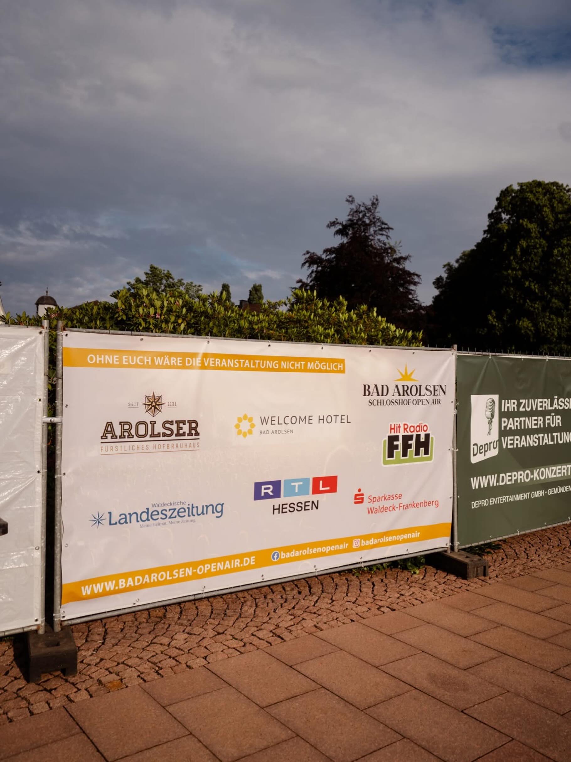 Gemeinsam für unvergessliche Konzertmomente! ❤️🏰🎶

Ein Festival wie das Bad Arolsen Schlosshof Open Air ist nur möglich, wenn viele Partner an einem Strang ziehen.

Deshalb möchten wir heute ganz herzlich unseren Sponsoren, Unterstützern und Medienpartnern danken, die dieses besondere Open-Air-Erlebnis mit ihrem Engagement möglich machen.

Ob langjährige Partner oder neue Wegbegleiter – Eure Unterstützung, Euer Vertrauen und Eure Begeisterung für Kultur und Live-Musik sind ein wichtiger Baustein für den Erfolg unseres Festivals.

Ein besonderer Dank geht an unsere Partner von Fürstliches Hofbrauhaus Arolsen, Welcome Hotels Bad Arolsen, HIT RADIO FFH, RTL Hessen, WLZ / Waldeckische Landeszeitung, Sparkasse Waldeck-Frankenberg sowie an alle weiteren Unterstützer und Helfer im Hintergrund. 🙏

Schön, dass Ihr an unserer Seite seid!

Danke für Euren Beitrag zu vielen unvergesslichen Festivalmomenten im Schlosshof Bad Arolsen. ❤️

(📸: Ivonne Rode)