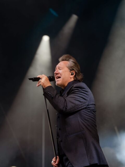 ❤️🏰🎶 Was für ein schöner Abschluss unseres ersten Schlosshof Open Airs! 🎶🏰❤️

KARAT sind von der Bühne – und die Fans waren begeistert. Aus nah und fern waren sie nach Bad Arolsen gekommen, um die Ostrock-Legenden noch einmal live zu erleben. Gemeinsam wurde gesungen, gefeiert und bei Klassikern wie „Über sieben Brücken musst Du gehn‘“ für echte Gänsehautmomente gesorgt.

Ein wunderbarer letzter Konzertabend und ein würdiges Finale für vier großartige Open-Air-Tage im Schlosshof. ❤️

Morgen blicken wir noch einmal ausführlich auf dieses besondere Wochenende zurück. Für heute sagen wir einfach:

Danke, Karat. Danke, Bad Arolsen. ❤️

(📸: Ivonne Rode)
