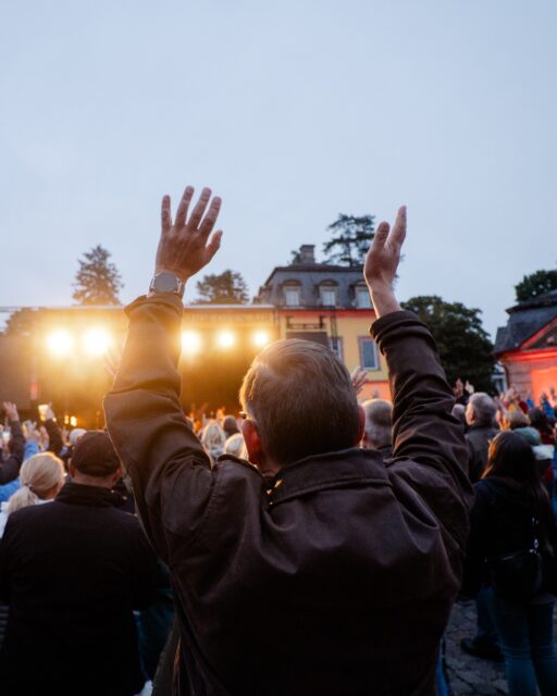 Hoch die Hände, bald ist Wochenende! 🙌
Was habt ihr so vor?
Konzert? Ausflug? Einfach mal nichts tun? Oder seid ihr schon mitten in der Planung für die nächsten Open-Air-Abenteuer?
Erzählt mal, wie sieht euer Wochenende aus?
Foto: @ivonnerode