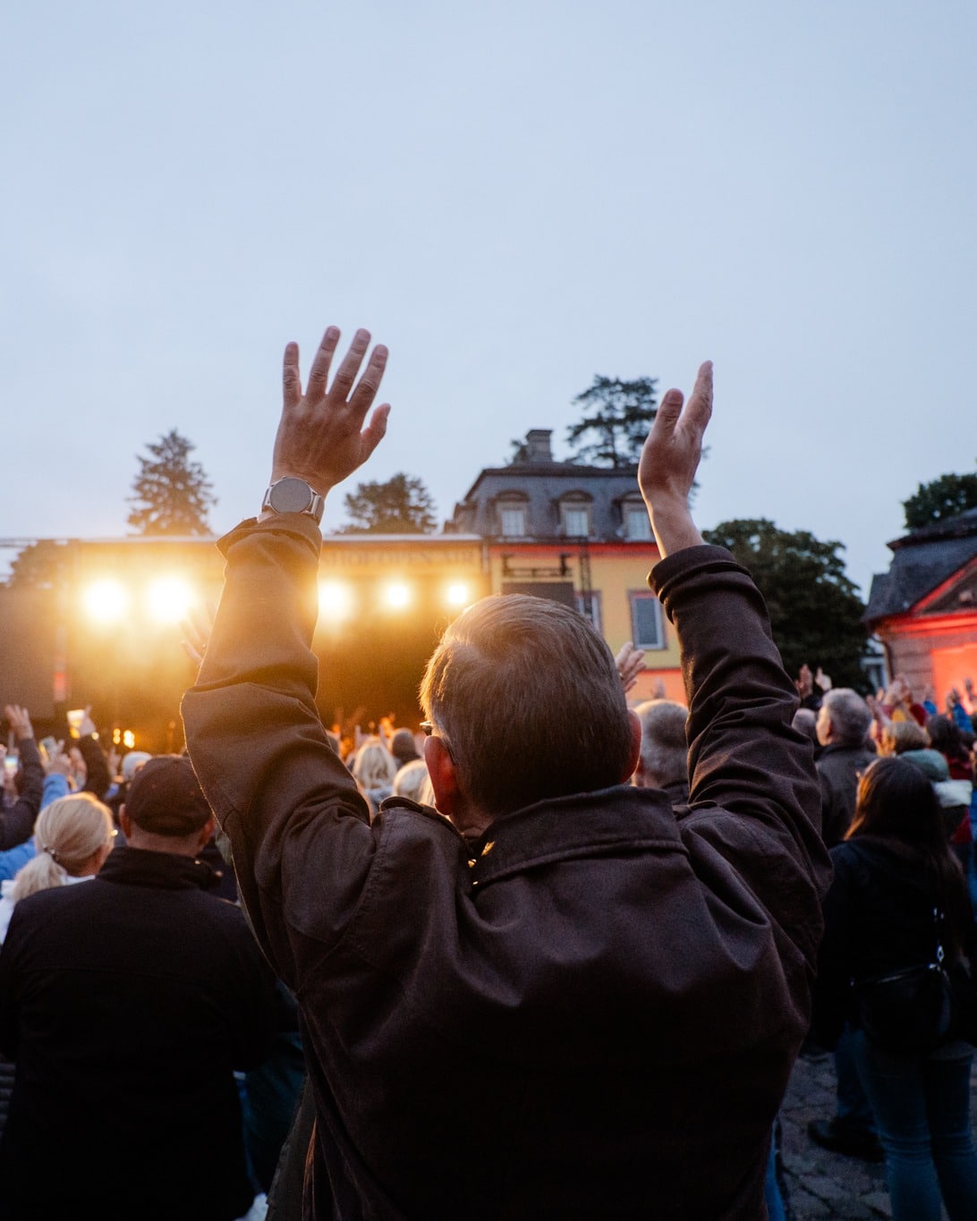 Hoch die Hände, bald ist Wochenende! 🙌
Was habt ihr so vor?
Konzert? Ausflug? Einfach mal nichts tun? Oder seid ihr schon mitten in der Planung für die nächsten Open-Air-Abenteuer?
Erzählt mal, wie sieht euer Wochenende aus?
Foto: @ivonnerode