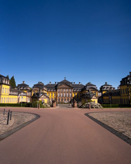 Was ein Anblick, oder? 

Kann es eigentlich einen schöneren Einlass für einen Open-Air-Konzertabend geben?

Wir sagen ganz klar: Niemals! 😍

Durch diesen Eingang, hinein in den wunderschönen Schlosshof des Residenzschlosses Bad Arolsen und dahinter warten Live-Musik, Sommerabend und ganz viele besondere Momente. 

Freut ihr euch schon auf 2027?