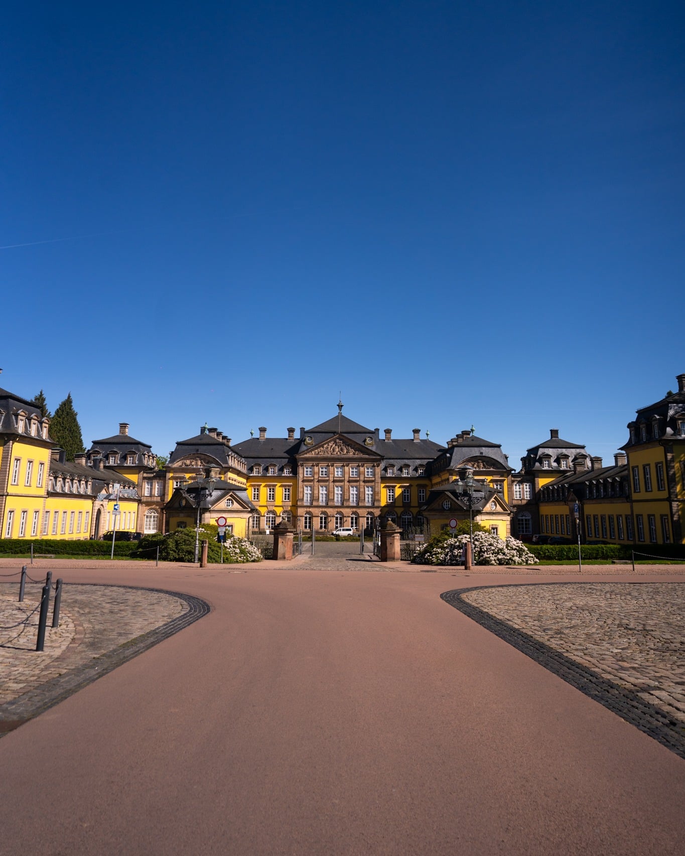 Was ein Anblick, oder? 

Kann es eigentlich einen schöneren Einlass für einen Open-Air-Konzertabend geben?

Wir sagen ganz klar: Niemals! 😍

Durch diesen Eingang, hinein in den wunderschönen Schlosshof des Residenzschlosses Bad Arolsen und dahinter warten Live-Musik, Sommerabend und ganz viele besondere Momente. 

Freut ihr euch schon auf 2027?