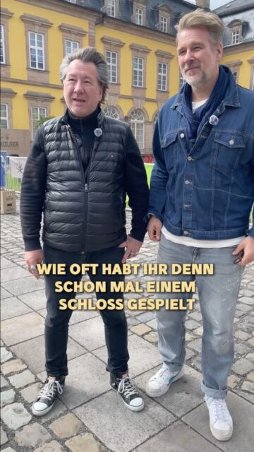 Bevor es für KARAT auf die Bühne im Schlosshof ging, mussten sie uns noch ein paar Fragen beantworten. 

Danach hieß es für uns: 
Bühne frei für einen ganz besonderen Abschluss unseres ersten Bad Arolsen Schlosshof Open Airs. 

Danke, KARAT, dass ihr euch kurz vor eurem Auftritt noch die Zeit für uns genommen habt und natürlich für diesen wunderbaren Konzertabend! 🙌🎶

Wer von euch war dabei? Und welchen KARAT-Song habt ihr am lautesten mitgesungen?