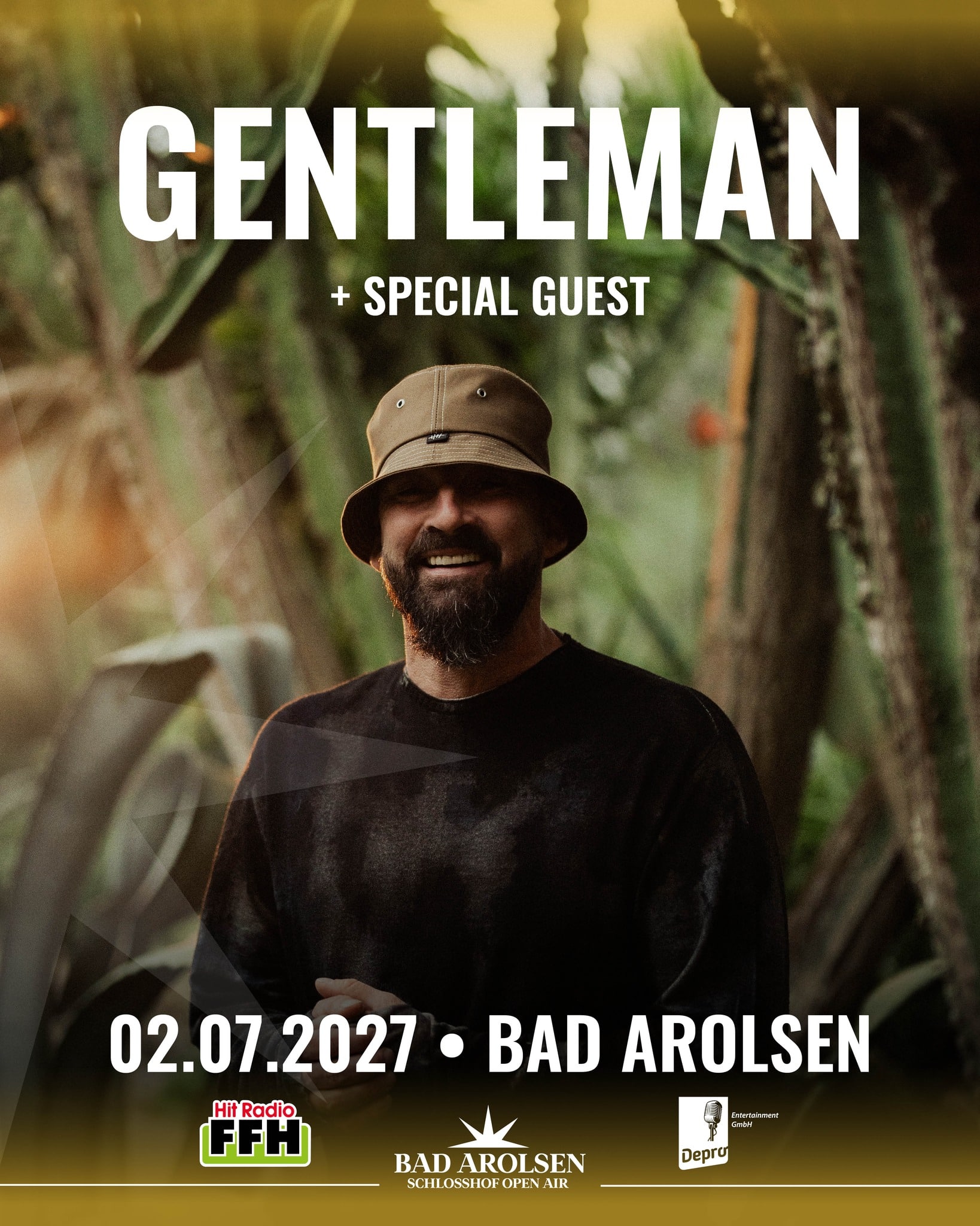 🔥 𝐃𝐄𝐑 𝐄𝐑𝐒𝐓𝐄 𝐀𝐂𝐓 𝐅Ü𝐑 𝟐𝟎𝟐𝟕 𝐒𝐓𝐄𝐇𝐓 𝐅𝐄𝐒𝐓! 🔥

Wir haben es euch versprochen: Wir kommen wieder! 
Und jetzt können wir euch endlich verraten, wer als erster Künstler für das Bad Arolsen Schlosshof Open Air 2027 feststeht:

GENTLEMAN + SPECIAL GUEST 
Freitag, 02. Juli 2027
Residenzschloss Bad Arolsen

🎟️ 𝐕𝐎𝐑𝐕𝐄𝐑𝐊𝐀𝐔𝐅𝐒𝐒𝐓𝐀𝐑𝐓: 𝐌𝐎𝐑𝐆𝐄𝐍, 𝟎𝟏.𝟏𝟎. 𝐔𝐌 𝟏𝟎:𝟎𝟎 𝐔𝐇𝐑! 
𝐀𝐥𝐬𝐨 𝐖𝐞𝐜𝐤𝐞𝐫 𝐬𝐭𝐞𝐥𝐥𝐞𝐧 𝐮𝐧𝐝 𝐓𝐢𝐜𝐤𝐞𝐭𝐬 𝐬𝐢𝐜𝐡𝐞𝐫𝐧!

Seit rund drei Jahrzehnten gehört Gentleman zu den erfolgreichsten Reggae-Künstlern Deutschlands und ist auf den Bühnen der ganzen Welt zu Hause. 2027 bringt er Reggae, Sommerfeeling und jede Menge gute Vibes in unseren wunderschönen Schlosshof. 

Und als wäre das nicht schon genug:

Gentleman kommt nicht allein! 👀

An diesem Abend wird ihn ein SPECIAL GUEST begleiten und wer das sein wird, verraten wir euch schon ganz bald. 🤫

Und jetzt wollen wir natürlich wissen:
Wer freut sich auf Gentleman in Bad Arolsen? 🙌